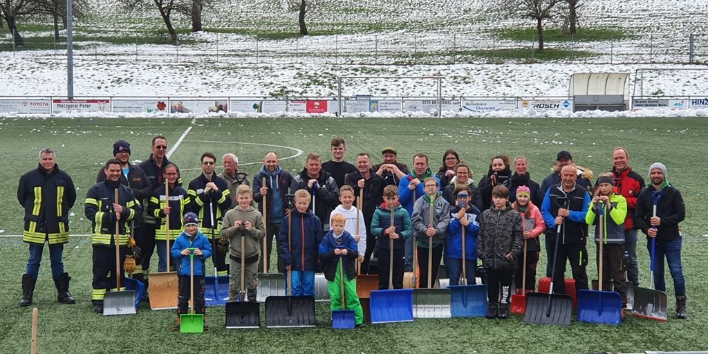 Schneeräumaktion fürs Fußballcamp 2022