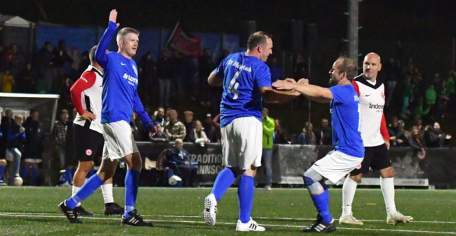 Beim Stand von 0:16 erzielt Manuel Keil (Mitte) den Ehrentreffer für den SV Affolterbach im Spiel gegen die Traditionsmannschaft von Eintracht Frankfurt. Die Partie endete 1:17. © Dagmar Jährling