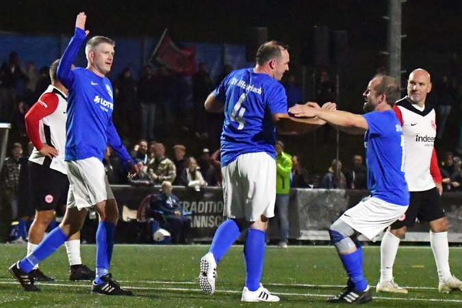 Beim Stand von 0:16 erzielt Manuel Keil (Mitte) den Ehrentreffer für den SV Affolterbach im Spiel gegen die Traditionsmannschaft von Eintracht Frankfurt. Die Partie endete 1:17. © Dagmar Jährling