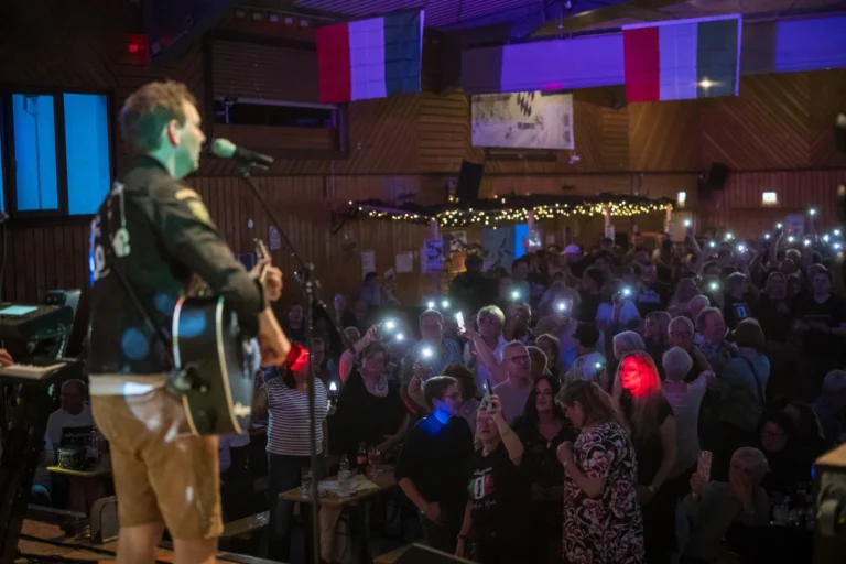 Ein Highlight der diesjährigen Kerwe in Affolterbach: die Schlagernacht mit den Rodensteinern. Rund 450 Gäste waren gekommen, um mit dem Duo aus dem Weschnitztal zu feiern. Bild: Philipp Reimer