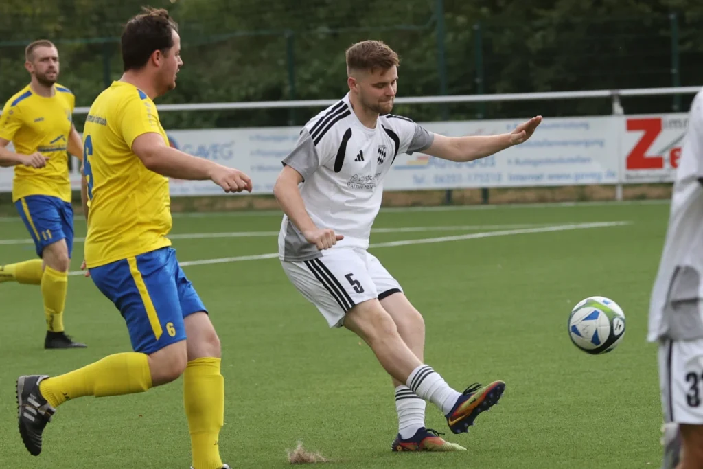 Beim Vorbereitungsturnier in Mitlechtern macht der SV Affolterbach, hier mit Marlon Rettig, gegen Hammelbach/Scharbach mit einem 5:3-Sieg seine Hausaufgaben. Dem Kreisoberligisten Starkenburgia Heppenheim ringt der A-Ligist beim 2:2 zudem einen Punkt ab. Foto: Fritz Kopetzky