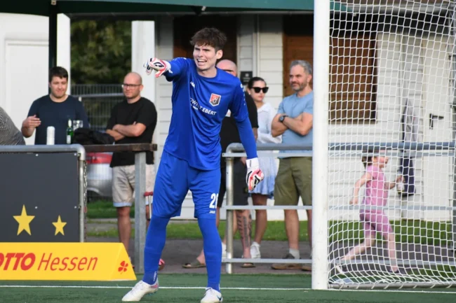 Paul Lawall stand beim SV Unter-Flockenbach ein halbes Jahr lang in der Hessenliga im Tor. Als Neuzugang des SV Affolterbach will der 28-jährige ehemalige Ober- und Regionalliga-Torwart eine andere Rolle spielen. Foto: Katrin Oeldorf