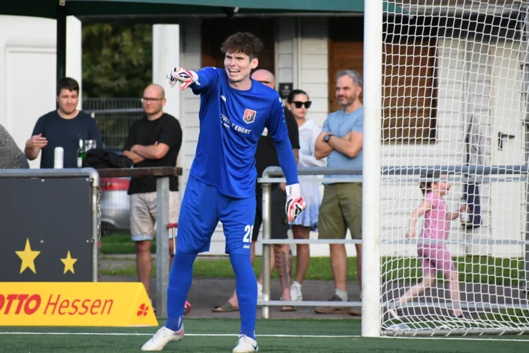 Paul Lawall stand beim SV Unter-Flockenbach ein halbes Jahr lang in der Hessenliga im Tor. Als Neuzugang des SV Affolterbach will der 28-jährige ehemalige Ober- und Regionalliga-Torwart eine andere Rolle spielen. Foto: Katrin Oeldorf