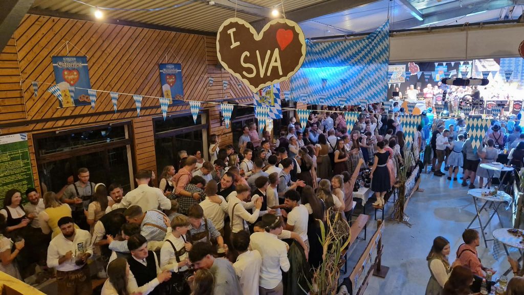 Für die passende Oktoberfeststimmung sorgte die Trachtenkapelle Kocherbach.
